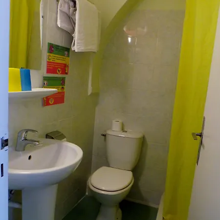 La Fontaine Hotel *
